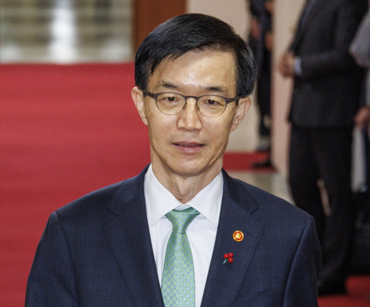 방문규 산업통상자원부 장관이 12일 오전 서울 종로구 정부서울청사에서 열린 국무회의에 입장하고 있다. <연합뉴스>